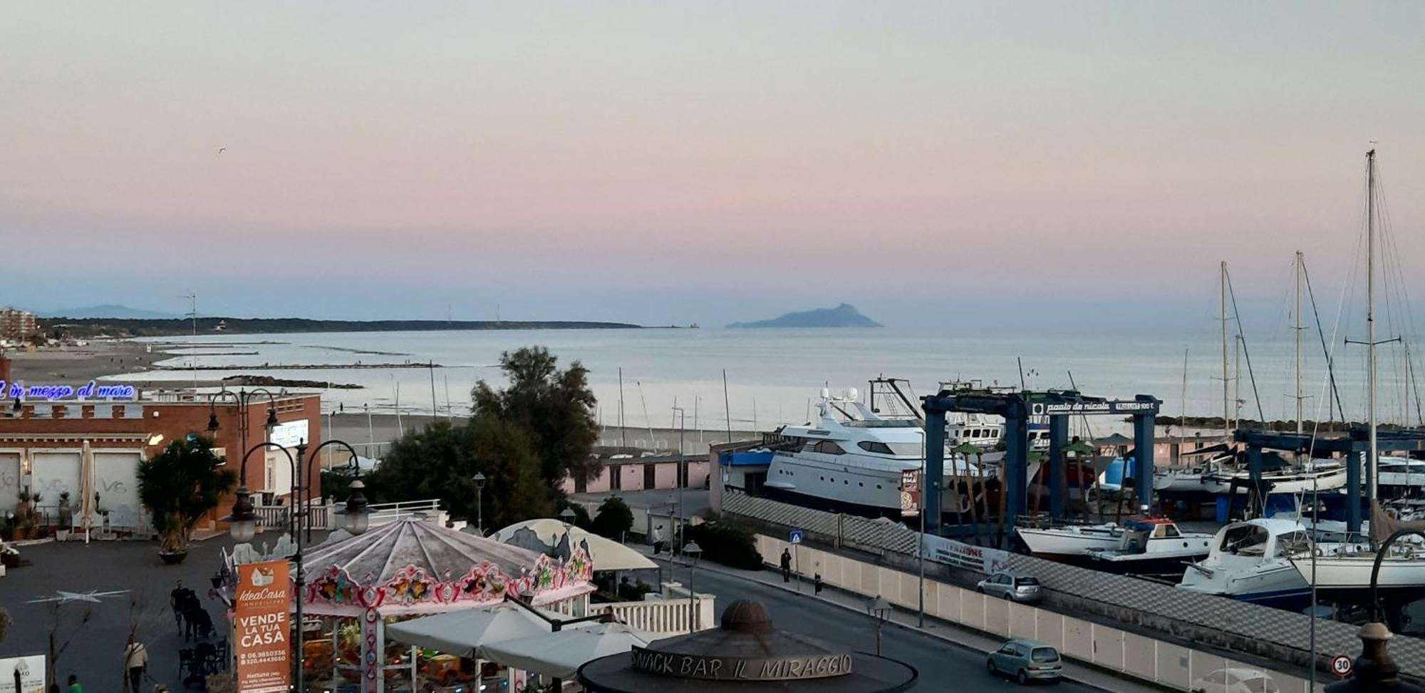Spazioso Appartamento Sul Lungomare Di Nettuno Exterior foto